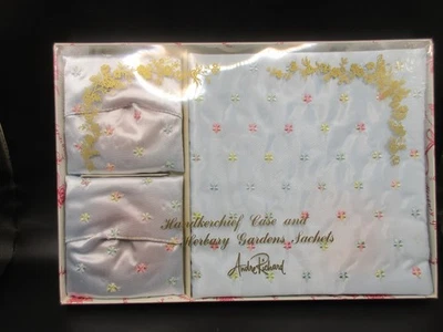 NUEVO Estuche Pañuelo Bolsita Satinada Herbary Gardens De Colección Andre Richard Azul Nuevo de Lote Antiguo Foto 1 de 4