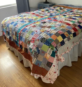 Couette vintage fait main années 70 piquée à la machine patchwork noué main Cabincore 76x67 - Photo 1/21