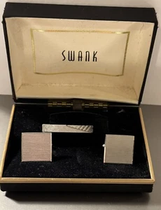 Set gemelli e fermacravatta vintage Swank Art Deco tono argento con scatola originale nuovi - Foto 1 di 4