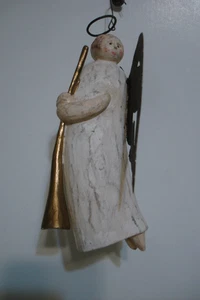 Primitive 5,5" Holz geschnitzt Engel Ornament mit Metallflügeln halten goldene Trompete - Bild 1 von 22