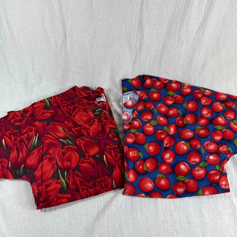 2- Blusa Médica Estampada Mad About para Mujer Grande Floral Manzana Cuello en V Bolsillos Cosecha Foto 1 de 4