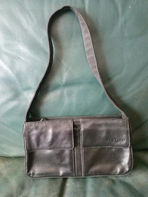 Bolso de hombro Kenneth Cole Reaction de cuero negro con asa/fondo reforzado de lona Foto 1 de 4