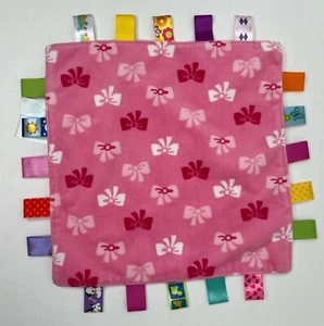 Taggies Rosa Fiocco Quadrato Coperta di Sicurezza Lovey 12” Nastro Etichette Bianco Minky - Foto 1 di 3