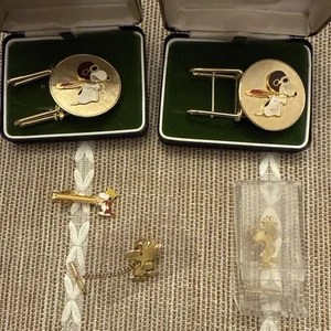 Vintage Snoopy Red Baron Fighter Pilot Krawattenklammer Pin Set Peanuts  - Bild 1 von 6