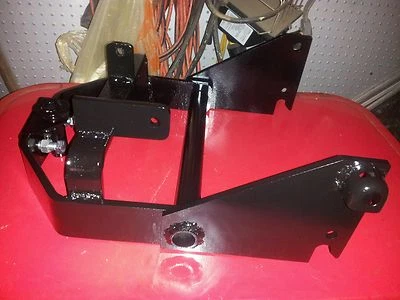 NOVO ENGATE TRASEIRO INTEGRAL JOHN DEERE 120 140 68-74 210 212 214 216 300 312 314 317 - Imagem 1 de 3