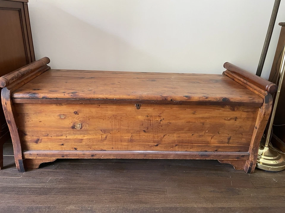 Burrowes Cedar Chest. Great Condition. - Image 1 of 3