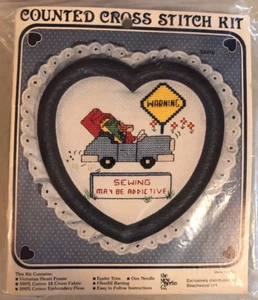¡Coche de conducción con conejito punto de cruz contado! KIT 'The New Berlin Company' - Imagen 1 de 6
