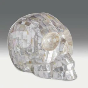 ZEITGENÖSSISCHE KUNST SCHÄDEL KOPF SCHÄDEL UNTERKIEFER PERLMUTT ÜBER HARZ - Bild 1 von 4