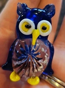 Schöner handgemachter Kunstglas 1,50" blau, gelb, 3-D Eule Anhänger - Bild 1 von 8