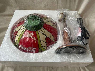 Bradford Exchange 2018 ограниченный выпуск лампа для бутылки Coca Cola в стиле Тиффани новая - Изображение 1 из 4