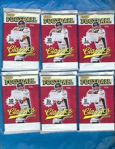 CONFEZIONI CALCIO PANINI CLASSICS 2016 9 SIGILLATE IN FABBRICA NUOVE DERRICK HENRY PRESCOTT - Foto 1 di 1