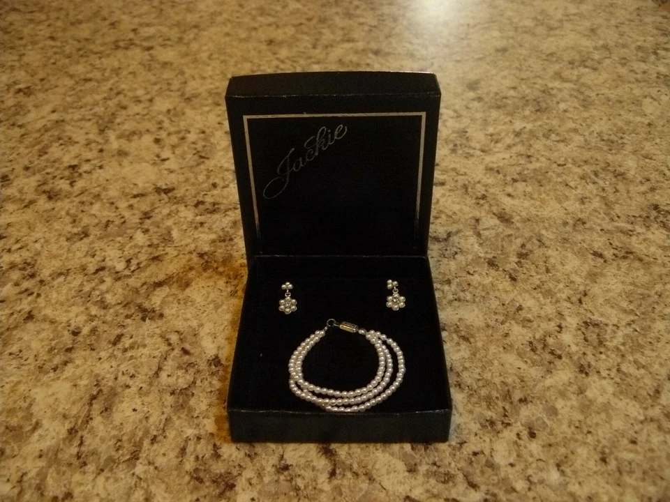 Collar y pendientes de perlas muñeca de vinilo Franklin Mint Jackie Kennedy en estuche FM Foto 1 de 1