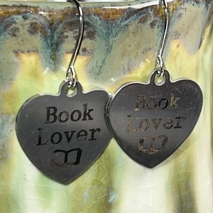 Pendientes colgantes con dijes de corazón grabados para amantes de los libros en tono plata. Bibliotecarios. S520 - Imagen 1 de 3