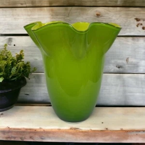 Ruffled Handkerchief Vase Art Glass 7' Tall Blown Green Lime Large Flower - Read - Picture 1 of 13
