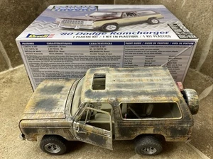 Revell PERSONALIZZATO dipinto '80 Dodge Ramcharger 1/24 kit usurato, post apocalittico - Foto 1 di 11