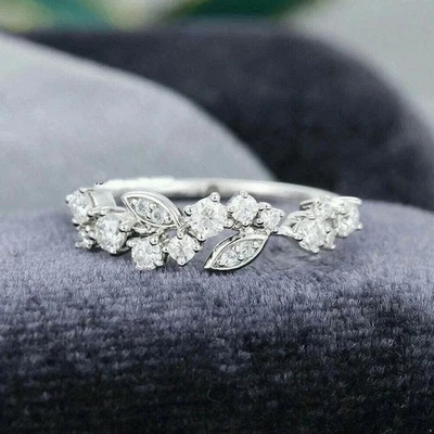 Alianza de boda de media eternidad de corte redondo de moissanita de 2 quilates enchapada en oro blanco de 14 quilates Foto 1 de 4