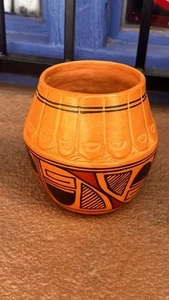 Hopi Keramik orange und schwarz Topf signiert A. Yessuth Y8 KG - Bild 1 von 3