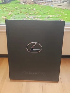 The Lexus Story Leather HC Book Jonathan Mahler 2003 Original Box Embossed Cover - Bild 1 von 7