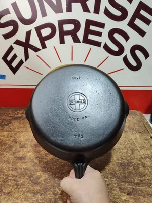 Frigideira de ferro fundido "Totalmente restaurada" GRISWOLD logotipo pequeno 10" temperada  - Imagem 1 de 4