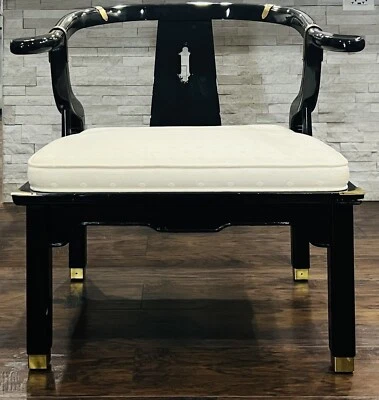 Silla vintage estilo Ming Century de laca negra brillante con herrajes de latón dorado Foto 1 de 4