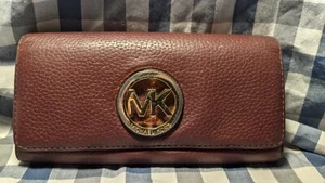 Michael Kors Fulton Damen-Geldbörse mit kontinentaler kastanienbrauner Kieselleder  - Bild 1 von 20