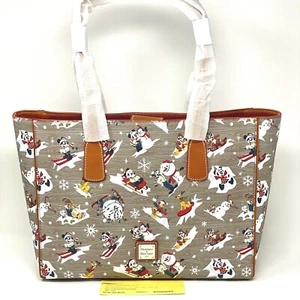 Bolso de Mano NUEVO CON ETIQUETAS GENUINO Dooney & Bourke Disney Mickey & Friends Holiday Walt's Lodge - Imagen 1 de 10