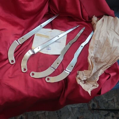 Dobradiças traseiras de assento do lado esquerdo e direito Chevrolet Corvette C3 NOS 1968-1978 peças OEM - Imagem 1 de 4