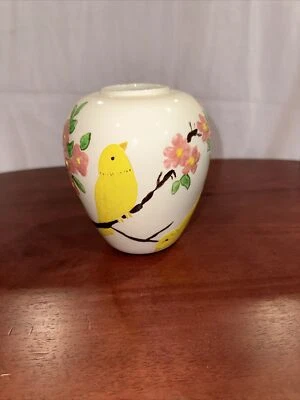 Precioso jarrón de pájaro amarillo pálido pintado a mano con flores rosas Foto 1 de 3