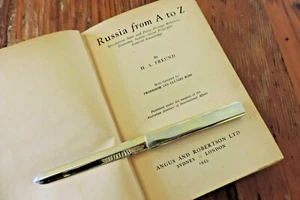 “Russia from A to Z” H.A. Freund - 1945 hardback - Picture 1 of 12