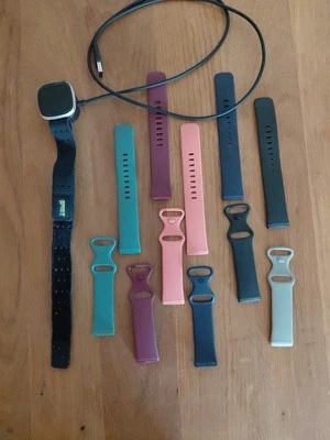 Fitbit Versa 3 40mm Aluminiumgehäuse mit Silikonarmband in Schwarz - Bild 1 von 3