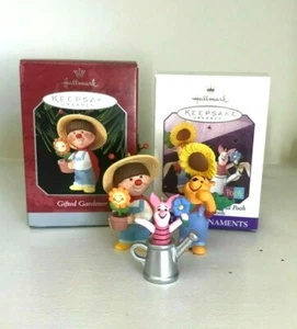 Hallmark Spring Garden of Ferkel and Pooh Gifted Gardener 1998 Ornament Lot - Bild 1 von 4