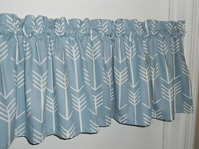 Cortina Valance Flechas Modernas Abstratas Branco sobre Azul Claro Decorador 52" Topper - Imagem 1 de 4