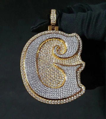 Colgante con letra inicial redonda de diamantes creados en laboratorio de 3 quilates enchapado en oro amarillo de 14 quilates Foto 1 de 4