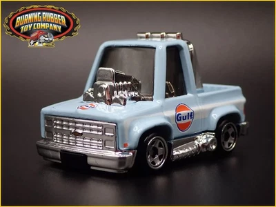 Modello Auto Diecast 1:64 Chevy Chevrolet Silverado Square Body Truck Gulf 1983 - Immagine 1 di 4