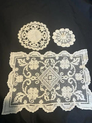 Lote de 3 guardanapos vintage de crochê à mão marfim 3D floral e renda fina com agulha - Imagem 1 de 4