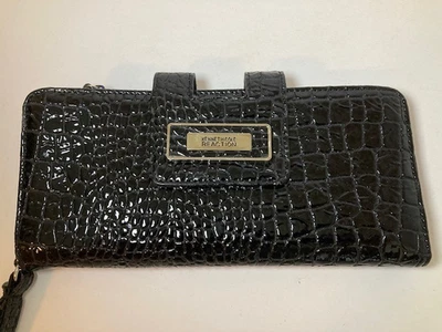 Бумажник с ремешком клатч Kenneth Cole Reaction черный с тиснением под крокодила анималистический принт - Изображение 1 из 4