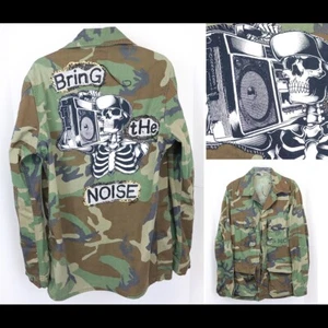Chaqueta Camuflada Militar Reciclada Talla M Parches Calavera Cosida a Mano ÚNICA EN SU CLASE Grunge - Imagen 1 de 15