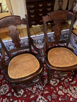 Sillas laterales bajas antiguas victorianas americanas del siglo XIX con asiento de caña Eastlake Foto 1 de 4