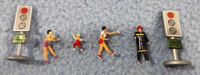 LOT OF 6 1:87 HO SCALE VILLAGE PEOPLE MODEL FIGURES WITH STOP LIGHTS - Image 1 of 4