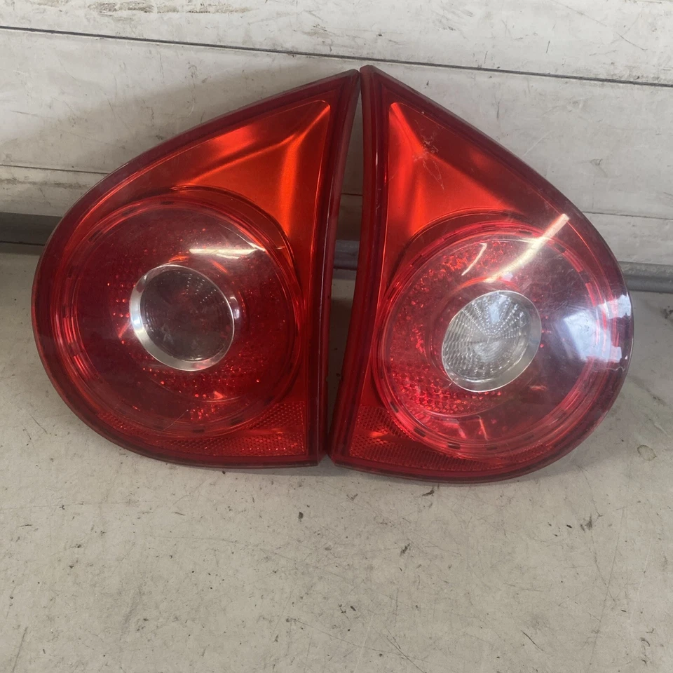 2004 VOLKSWAGEN GOLF ЗАДНИЕ ВНУТРЕННИЕ ЗАДНИЕ ФОНАРИ 1K6945093F 1K6945094F - Изображение 1 из 4