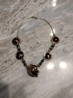 Collar Disco Metal Artesanal Artesanal en Cobre y Latón Hecho a Mano Calidad Artista Foto 1 de 4