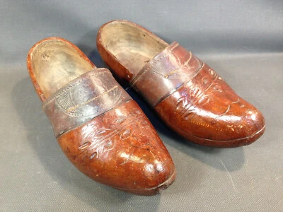 Ancienne paire de sabots bois et cuir taille 8 1/2 déco chalet Queyras montagne - Photo 1/4