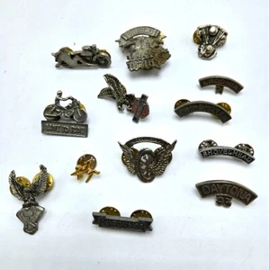 Lotto 12 spille bavero moto Harley Honda Kawasaki souvenir peltro argento vintage - Foto 1 di 6