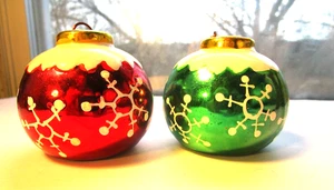 Vintage Christmas Balls Salt & Pepper Shakers Red Green Snow Capped Ornaments - Picture 1 of 8