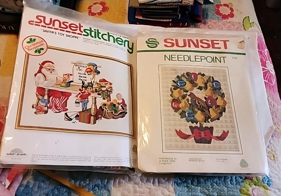 Sunset Stitchery Navidad RECUERDO Tienda de juguetes de Papá Noel y perdiz en un pero  Foto 1 de 4