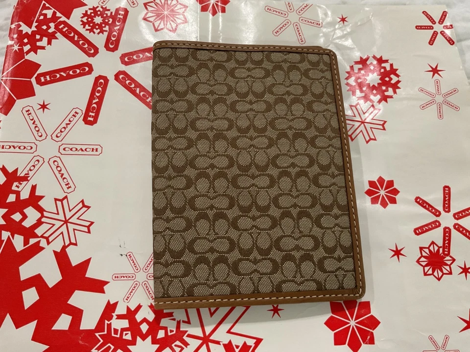 Cartera de viaje con logotipo de firma COACH para pasaporte de cuero marrón tarjetero NUEVO Foto 1 de 3