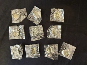 Vintage Menge 10 Miniatur Zinn Fotorahmen Magnete Viktorianischer Stil 1 3/8”-2” H - Bild 1 von 10