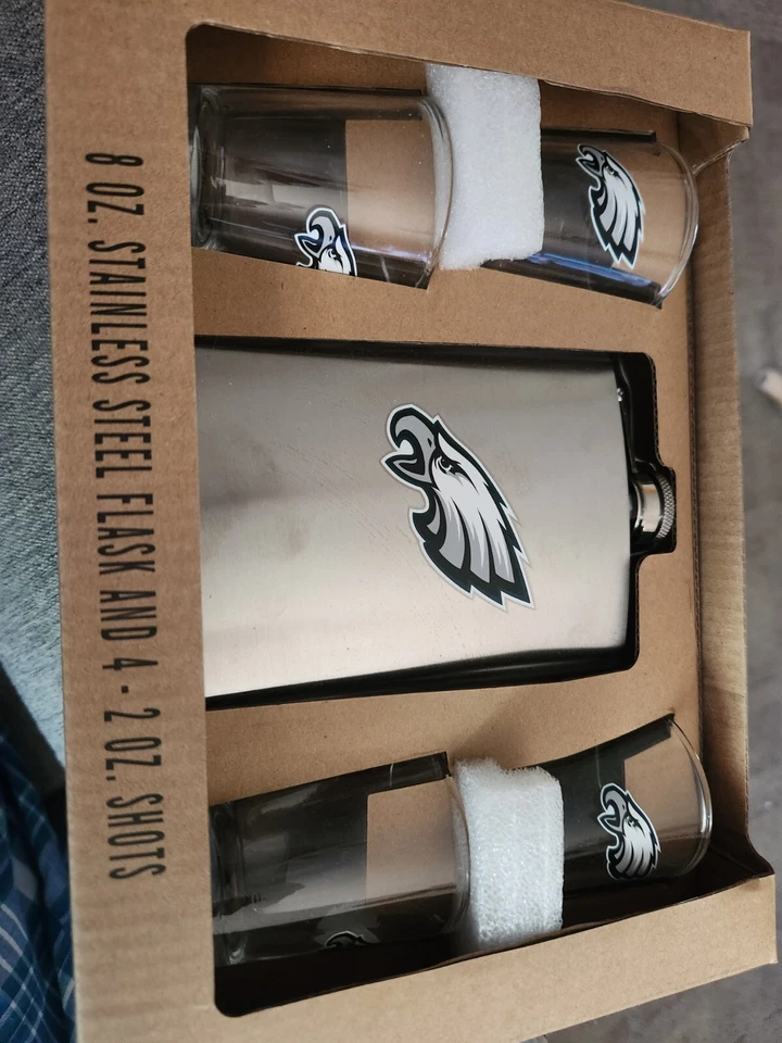 CONJUNTO DE PRESENTE FRASCO DE AÇO INOXIDÁVEL FILADELPHIA EAGLES 8 OZ COM 4 COPOS SHOT 20Z - Imagem 1 de 1