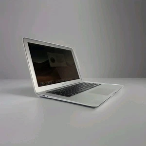 Apple MacBook Air A1466 13" Plateado, Principios de 2015, I5 1.6GHz, 8GB RAM, 256GB SSD - Imagen 1 de 12