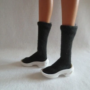 NEU! 2022 Barbie Signature BarbieStyle Made to Move Puppe schwarze Socke Sneaker Schuh - Bild 1 von 2